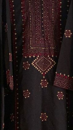 Balochi Dresses, Lockscreen Ios, Balochi Dress, Embroidery Lessons, Embroidered Dress, Embroidery Design, Sewing Projects, Embroidery Designs, Ios