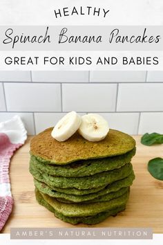 Stack of healthy spinach banana pancakes for kids and babies on a wood counter with sliced banana on top. Pancakes With No Eggs, Banana Spinach Pancakes, Spinach Banana Pancakes, Pancakes For Kids, Spinach Pancakes, No Egg Pancakes, Vegan Pancakes