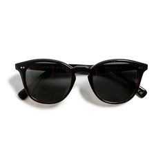 Made in Italy, the Oliver Peoples Desmon Sunglasses bring retro styling to modern wardrobes. The vintage-inspired silhouette keeps a classic look with a deep-rounded lense and a keyhole bridge. Its acetate frame features a beveled edge, while a custom filigree detail runs down the sides of the metal core wire. Available in Black and Matte LBR, the former comes with gradient polarized glass lenses, and the letter features green mineral glass lenses. Metal Core, Modern Wardrobe, Oliver Peoples, Vibrant Green, Retro Stil, Beveled Edge, Classic Looks, Round Sunglasses, Rayban Wayfarer