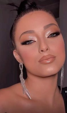 O Área de Mulher reuniu as melhores dicas, inspirações e tutorias para te ajudar na hora de produzir sua maquiagem de Ano Novo!! Make Prata, Glitter Makeup Looks, New Years Eve Makeup, Dramatic Eye Makeup, Doll Makeup, Loose Glitter, Glam Looks, Glitter Makeup, Light Makeup