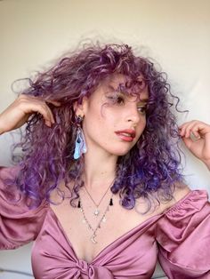 Purple Curly Hair, Curly Purple Hair, Light Purple Hair, Short Natural Curly Hair, Dyed Curly Hair, Hair Color Streaks, Dyed Hair Inspiration, Colored Curly Hair