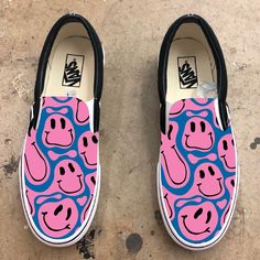 Get trippy with these custom slip on black vans. We buy each pair of shoes BRAND NEW. Each pair is made to order, please make sure you put in the correct shoe size before you check out. The ink is permanent and will never come off, fade away, or peel off. Made in the USA. This price includes everything: shoes and artwork. Each pair of shoes is made-to-order and takes 2-3 weeks to ship usually. Because the artwork is custom-made for you, there are no exchanges or returns. Please know your size be Shoe Made Withface, Shoe Painting Ideas Vans, Painted Vans Slip On, Custom Slip On Vans, Custom Painted Vans, Shoes Artwork, Blue Smiley Face, Customised Vans, Pretty Sneakers