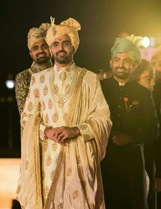 Groom Safa, Groom Jewellery, Groom Pics, Men Sherwani, Indian Groom Dress, Formal Dresses For Men, Asian Clothes, Male Outfits