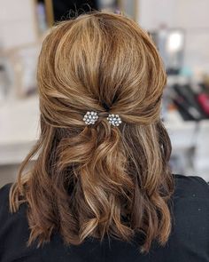 Mother Is The Bride Hairstyles, Hairstyles For Mothers Of The Bride, Wedding Hair Fir Mother Of The Bride, Half Up Half Down Wedding Hair Medium Length Mother, Wedding Hairstyles Mog, Half Up Mob Hair, Half Updo For Mother Of The Bride, Mother Of Groom Half Up Half Down Hair, Beachy Waves Half Up Half Down