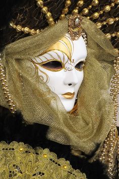 Venise et ses personnages de mystère Masquerade Art, White Masquerade, Carnival Of Venice, Venice Carnival, Venetian Masquerade, Carnival Costume, Sip N Paint, Masquerade Masks, Venetian Masks