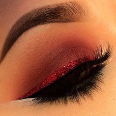 Party Eye Makeup, Eyeliner Glitter, Xmas Makeup, Metallic Eyeliner, Christmas Eye Makeup, Red Eyeliner, Make Up Inspiration, Glitter Eyeliner, Holiday Makeup