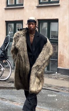 Fur Coat Outfit, Mens Fur Coat, Masc Fashion, Fashion Models Men, Cold Fashion, Mens Fur, Fits Clothes, Fire Fits