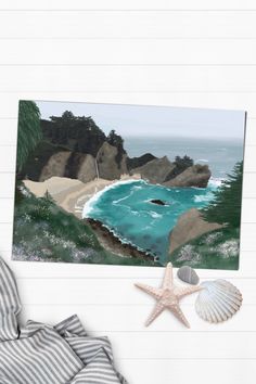 Ein handillustrierter Kunstdruck von McWay Falls am Highway 1 in Big Sur, Kalifornien, umgeben von üppiger Natur und einem türkisblauen Ozean. Ein perfektes Andenken oder Geschenk, um die Schönheit der USA festzuhalten. Mcway Falls, Big Sur