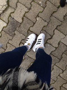 Adidas Superstar Women Outfit, Adidas Superstar Women, Adidas Superstars, Foto Fake, Preppy Style, White Sneaker, Pretty Woman, Me Too Shoes, Trendy Outfits