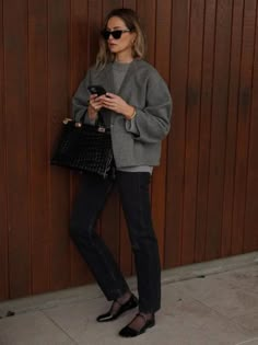 Sporty Cardigan Outfit, Sporty Classic Style Minimal Chic, Timeless Basic Outfits, Minimal Smart Casual Outfit, Euro Chic Style, Tucked In Cardigan Outfit, Minimalist Christmas Outfit, Autumn Smart Casual Outfits, Smart Casual Office Outfits Women