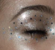 Sparkle Makeup Aesthetic, Starry Eye Makeup, Stargirl Costume, Arctic Monkeys Concert Makeup, Space Themed Nails, La Girl Makeup, Metallic Eyeliner, Concert Makeup, Disco Glam