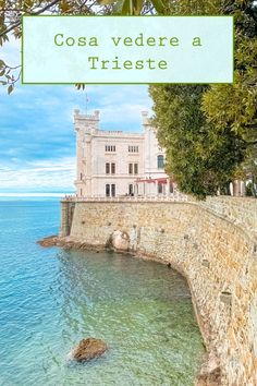 A pochi chilometri dal centro di Trieste, si erge, in tutto il suo splendore, il Castello di Miramare.
La sua posizione, a picco sul mare, il suo armonioso profilo bianco, il bellissimo parco e la sua storia lo rendono uno dei castelli più belli e affascinanti d’Italia.

#viaggi #friuli #borghi #friuliveneziagiulia #trieste #fvg #gita #gitadi1giorno #scopriretrieste #italia #cosavedereinitalia #castello #miramare #castellodimiramare Landscape Photography, Places To Go, House Styles, Photography