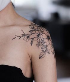 Floral shoulder tattoo Front Shoulder Tattoo, Hips Tattoo, Tattoo Cherry, Shoulder Tattoo Ideas, Feminine Shoulder Tattoos, Women's Shoulder Tattoo, Front Shoulder Tattoos, Shoulder Cap Tattoo, Floral Tattoo Shoulder