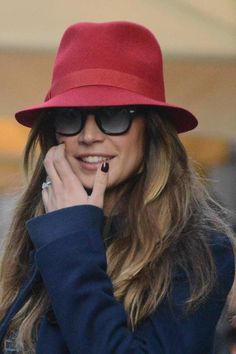 Red Borsalino.....My Love <3 Kate Moss Street Style, Nicole Richie, Kate Moss, Mad Hatter, Style Guide, Serie Tv, Hat Fashion, My Love, Fedora