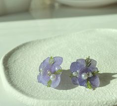 This pair of dainty earrings are hand made with gorgeous real hydrangea flowers and high quality plant based resin.  Earring hooks are made of gold plated sterling silver. This is the perfect pair of real flower earrings to reconnect you to mother nature! Hydrangea Earrings, Dried Flower Earrings, Natural Earrings, Purple Hydrangea, Resin Earring, Hydrangea Purple, Hydrangea Flowers, Real Flower Jewelry, Nature Earrings