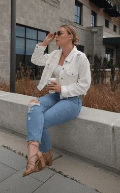 Plus Size Nashville Outfits, Nashville Outfits Plus Size, Jean Jacket Outfits Summer, White Jean Jacket Outfits, White Denim Jacket Outfit, Nashville Outfits Spring, Fall Jackets Outfit, Logged Out