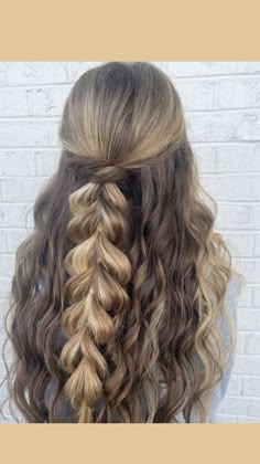 Down Dos For Medium Hair Prom, Senior Hoco Hairstyles, Medium Hair Homecoming Styles, Hair Styles For Homecoming Long Hair, Hoco Braided Hairstyles, Cute Hairstyles For A Dance Schools, Hoco Hair Down Ideas, Hoco Hairstyles Half Up, Braid Hoco Hairstyle