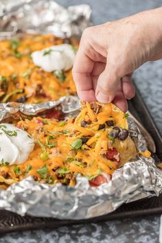 We love throwing these FOIL PACKET NACHOS on the grill any time of year! Loaded with beef, tomatoes, green chiles (and more), and covered in melty cheese. Obsessed. Best Nacho Recipe, Grilled Foil Packets, Foil Pack Dinners, Foil Packet Dinners, Foil Pack Meals, Foil Dinners, Plats Healthy, Foil Packet Meals, Foil Packet