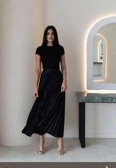 Pleated Skirt And Sneakers, Pleated Skirt Outfit Summer, Pleated Maxi Skirt Outfit, Velvet Skirt Outfit, Black Midi Skirt Outfit, Satin Pleated Skirt