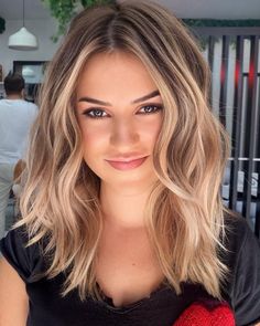 Mid Haircuts, Angled Hair, Womens Haircuts Medium, Wavy Haircuts, Shoulder Length Hair Cuts, Brown Blonde Hair, Mid Length Hair, Medium Hair Cuts, Shoulder Length Hair