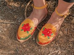 Hand made Mexican leather sandals Long lasting Style with dresses or jeansPerfect for any occasion Crop Top Traditional, Sunflower Hat, Mexican Sandals, Mexican Mask, Mexican Serapes, Mexican Blouse, Painted Hats, Graduation Stole, Slip On Sandals