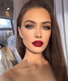 Lipstick To Go With Green Dress, Prom Makeup For Green Eyes Red Dress, Makeup For Valentines Day Simple, Red Dress Makeup Ideas, Red Dress Red Lipstick, Classic Red Lip Makeup, Makeup Cantik, Red Lipstick Makeup, Classic Makeup