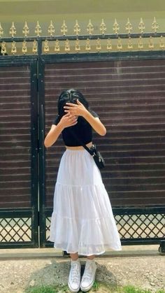 White Skirt Outfits, Simple Style Outfits, Mode Hippie, Long Skirt Outfits, Desi Fashion Casual, Fashion Top Outfits, Elegante Casual