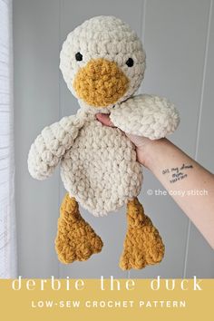 a crocheted duck is held up by someone's hand with text overlay that reads, describe the duck low - sew - sew crochet pattern