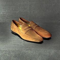 Mens Formal Outfits, Best Loafers, Bright Brown, Boots Outfit Men, Moccasin Shoes, Awesome Shoes, Best Shoes For Men, Moccasins Shoes, Europe Fashion