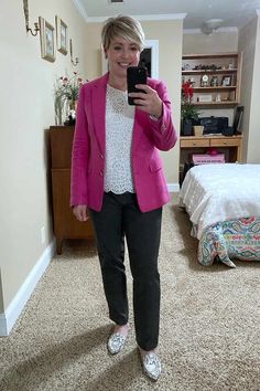 20 Hot Pink Blazer Outfit Ideas For Work - Savvy Southern Chic Paparazzi Outfits, Tshirts And Shorts, Work Wear Inspiration, Outfit Ripped Jeans, Navy Office