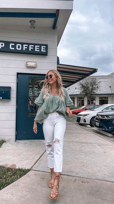 White Straight Leg Jeans Outfits, Mom Jean Outfits, White Jeans Outfit Spring, Nashville Style Outfits, White Straight Leg Jeans, Casual Weekend Style, Jeans Outfit Spring, Straight Leg Jeans Outfits, Casual Spring Outfit