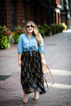 Plus Size Floral Skirt, Maxi Skirt For Work, How To Style Long Skirts Plus Size, Plus Maxi Skirt Outfit, Floral Maxi Skirt Outfit Fall, Apple Shape Plus Size Outfits, Midsize Maxi Skirt Outfit, Plus Size Skirt Outfits Fall, Long Skirt Outfits Plus Size