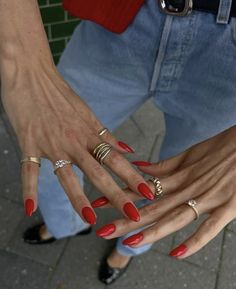 Red Nails With Outfit, Red Nail Outfit Aesthetic, Red Nails Blonde Hair, Summer Fall Nails 2024, Classy Design Nails, Kendall Jenner Red Nails, Chilli Red Nails, Chili Red Nails, Nail Color Inspo 2024