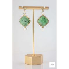 Estos pendientes de crisoprasa verde y circonita cúbica son absolutamente impresionantes. Los aretes cuentan con un bisel vermeil en forma de almohada con saltos retorcidos chapados en oro y postes de plata esterlina bañada en oro y circonitas cúbicas. Los pendientes miden 1,7 pulgadas de largo.
Estos aretes son perfectos para cualquier ocasión y agregarán un toque de brillo y elegancia a tu estilo. Seguramente darán inicio a una conversación y serán una gran adición a cualquier colección de joyas.
Debido a las variaciones naturales en las piedras preciosas, es posible que el artículo adquirido no sea idéntico al que se muestra en la imagen.
Puede haber asimetrías (pequeñas diferencias) e imperfecciones naturales pero leves en el tamaño, las formas, los colores y los patrones de las piedra Artisan Rings, Gemstone Jewelry Handmade, Cubic Zirconia Earrings, Zirconia Earrings, Green Gemstones, Vibrant Green, Raw Gemstones, Style Statement, Boho Chic Fashion