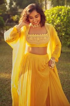 Haldi Dress Ideas, Haldi Outfit For Bride, Mehandi Outfits, Chiffon Lehenga, Haldi Ceremony Outfit, Ridhi Mehra, Haldi Outfit