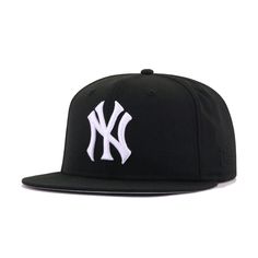 New Era Cap 59Fifty fitted hat for the New York Yankees in black colorway, featuring Subway Series side patch. A cleaner, updated version of a Hat Heaven classic, this Yankees fitted doesn’t mess around. With throwback logo on its front with a slightly more angular look, the famous Subway Series side patch in all its default color glory is emblazoned on the right side. Rear logo borrows colors from the side to give color to an otherwise monochromatic logo pairing, this fitted is ready for any da Monochromatic Logo, Black Snow White, Yankee Fitted, Subway Series, Crown Black, Black Snow, Logo Real, World Baseball Classic, Black Crown