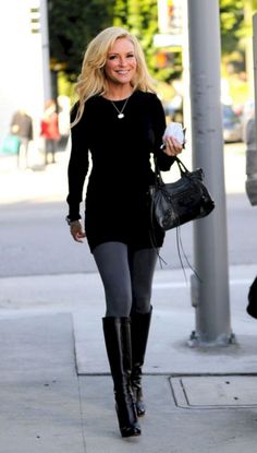 outfit ideas for school thick thighs With Leggings, How To Wear Jeans To Work, Grey Leggings Outfit, Outfits Leggins, Leggings Outfit Winter, Look Legging, Walking Down The Street, How To Wear Leggings, Leggings Outfit