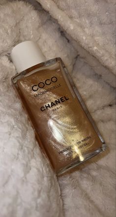 Luxury Smell Good Vision Board, Chanel Shower Gel, Chanel Body Oil, Chanel Products Aesthetic, Body Highlighter Glow, Shimmer Body Oil Aesthetic, Chanel Skincare Aesthetic, Shimmer Oil, Shimmer Body Oil