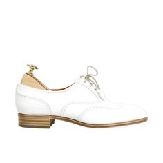 WOMEN OXFORD SHOES IN WHITE VITELLO White Plain Toe Lace-up Shoes For Derby, White Lace-up Shoes With Brogue Detailing, Classic White Lace-up Leather Shoes, White Wingtip Oxfords With Brogue Detailing, White Oxford Dress Shoes For Derby, White Brogue Lace-up Shoes For Derby, White Flat Heel Dress Shoes For Business, White Oxfords With Perforated Toe Box For Formal Occasions, White Cap Toe Leather Shoes For Work