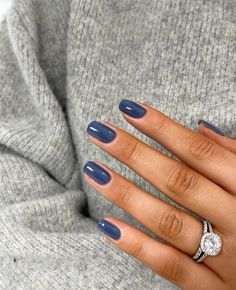 Sns Navy Blue Nails, Nail Color For Short Nails Winter, Navy Gel Manicure, Fun Nail Color Ideas, Nail Color Inspo 2024, Winter Color Nails Gel, Winter Blue Nail Ideas, Nail Ideas Winter 2024, Winter 2025 Nails