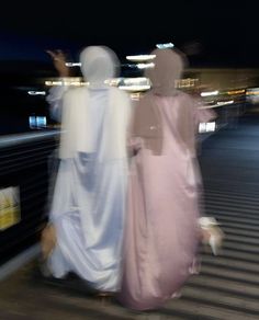 Islamic Modest Fashion, Photos Bff, Hijabi Fits, Mode Zara, Modest Fits, Cute Friend Photos