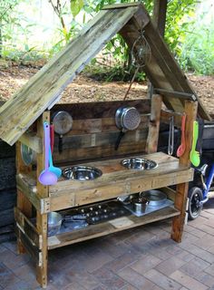 an outdoor kitchen made out of pallets and wooden planks, with the words from hoeslink above it