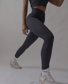 Minimal Activewear, Workout Photoshoot, Sky Hand, Fitness Studios, Funny Photoshop, Fitness Classes, Athletic Looks, Studio Photoshoot, Pink Fits