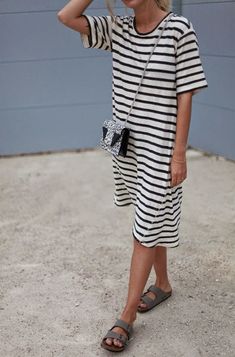 tshirt listrada vestido birkenstocks look Birkenstocks Birkenstock, Birkenstock Fashion, Paris Mode, Mode Casual, Mode Inspo, Inspiration Mode, Mode Inspiration, Look Fashion, Striped Dress