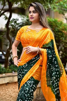 PREMIUM PRODUCTS Fabric :~ silk Blouse :~ Running Awesome Heavy Saree With Hand Bandhej Work :~ Hand Bandhej Best Rate & Best Quality Always Only Dry Clean Purple Saree, Sarees For Women, Saree For Women, Bandhani Saree, Online Saree, Price Offer, Banarasi Sarees, Beautiful Saree, Silk Blouse