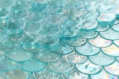 glass plates are stacked on top of each other in the shape of fish scales,