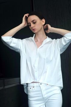 Be anything but ordinary for 2021 summer fashion trends in our Pleat Hem Kimono Shirt. Made in our Italian Cotton Nylon with a touch of metal yarn, this top has an attitude all of its own. Perfect for your travel outfit, or casual work outfit, this is the perfect quick and breezy look. This summer button down shirt outfit adds a touch of flair to your next vacation outfit too! Shop more summer style for 2021 at KAL RIEMAN. Button Down Shirt Outfit, Capsule Wardrobe Pieces, Summer Sweatshirt, Kimono Shirt, Parisian Chic Style, Business Casual Outfits For Women, Italy Outfits, Vacation Outfit, Casual Work Outfit