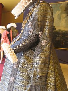 Detail of gown based on that of Isabella Clara Eugenia, late 16th/early 17th century. Elizabethan Fashion, Elizabethan Costume, Elizabethan Era, Tudor Costumes, 17th Century Fashion, 18th Century Costume, Period Costumes