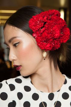 Date-Night Hair and Makeup Ideas From Fashion Week Spring 2015 Runways: Lipstick.com Date Night Hair, Runway Beauty, Runway Makeup, 2015 Hairstyles, Stefano Gabbana, Festival Makeup, Dolce E Gabbana, Nyx Cosmetics