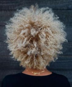 Adorable Short Blonde Afro Blonde Hair Texture, Curl Cut, Combover Hairstyles, Long Blonde Curls, Short Curly Afro, Curly Hair Ideas, Ombre Curly Hair, Blonde Afro, Curly Afro Hair